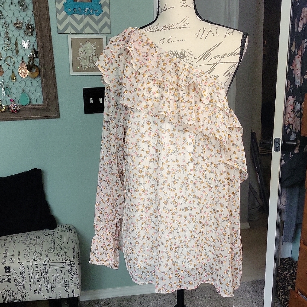 Torrid Cream Asymmetrical Ruffled Blouse. Pk Bx